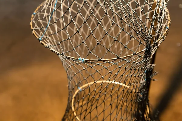 Rede de pesca de nylon trançado dobrado em um monte de foto vertical close-up oval — Fotografia de Stock