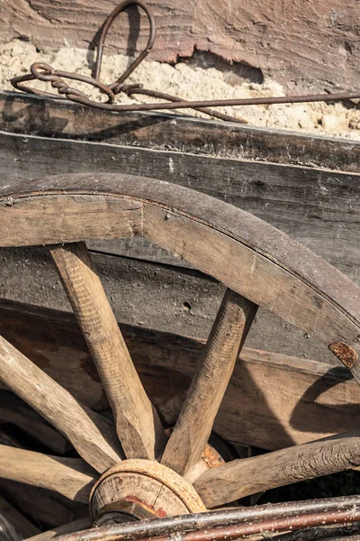 Agujas de tejer de madera de rueda vieja grandes y erosionadas montadas en carros de cerca rústico tradicional —  Fotos de Stock