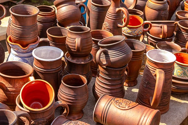 Counter Potter mugg tillverkad av lera naturliga materialsortiment från en kruka, tillbringare Farmer ' s Market — Stockfoto