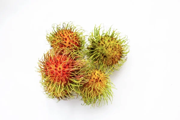 beyaz izole arka plan üzerinde lezzetli rambutan tüylü yeşil-kırmızı meyve