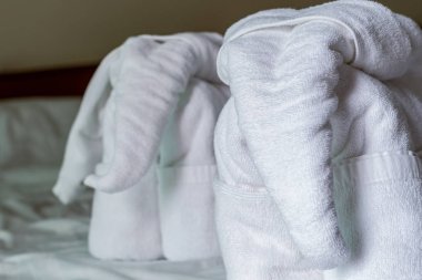 bir havlu bir dekor bir yatak yakın çekim hayvanların buhar otel odasının bir fil kaydı rakam