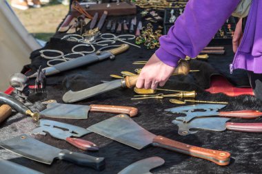 tezgah forge köy festivali karanlık bir arka plan üzerinde mutfak bıçakları geniş bir yelpazede