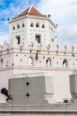 Tayland Bangkok Temmuz 2018. Phra Sumen, I. Rama zamanında gökyüzüne karşı aletin dibinde inşa edilmiş beyaz altıgen