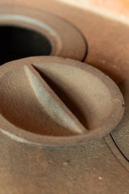 Fırındikey fotoğraf üzerine monte edilmiş eski, dökme demir pişirme yüzeyi