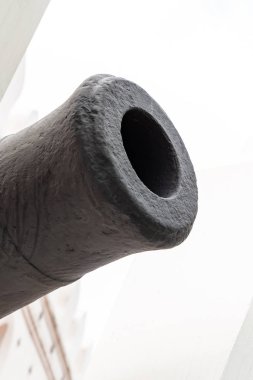 şehri korumak için beyaz bir arka plan üzerinde siyah dökme demir top armata gövdesi