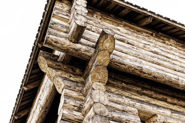 çam gövdeleri yapılmış fort duvar ahşap kütük, gökyüzü arka plan üzerinde tonda yukarı görünüm