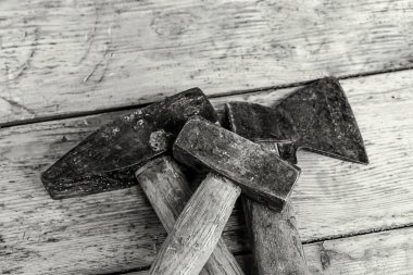 eski yıpranmış takım seti bir balta, çekiç ve bir balyoz oluşur