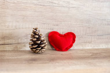 dekor ahşap arka plan üzerinde aşk çam koni kalp sembolü seti