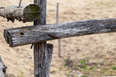 kütük eski ahşap gri yıpranmış crossbeam eski çit yakın çekim yere karşı