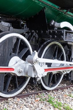 eski bir lokomotif yakın çekim dikey p büyük beyaz demir jantlar