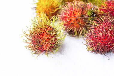 beyaz arka plan üzerinde Asya'nın kırmızı rambutan olgun, taze ve tüylü meyve