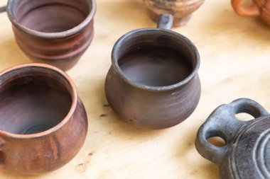 Bir çömlek seti bir çift tencere ve ahşap bir arka plan üzerinde bir şişe oluşur