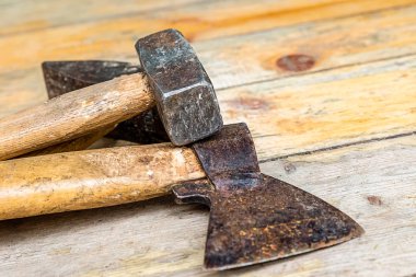 eski balta çekiç ağır siyah eski püske ahşap bir arka plan inşaat aracı yatıyor