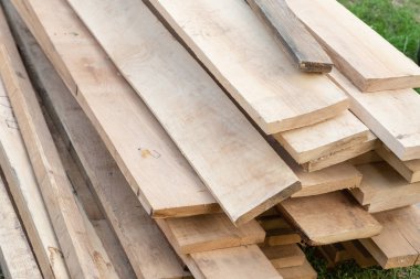 çam yeni kurulları bir yığın yapı malzemeleri yığını yatıyor