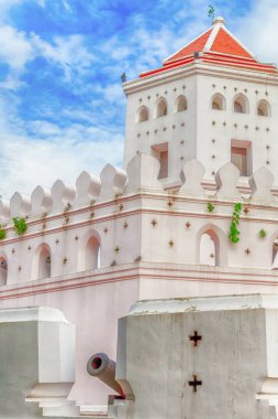 Tayland Bangkok Temmuz 2018. Phra Sumen çok yönlü altıgen kale kırmızı çatılar ve şehri korumak için bir demir aracı ile Rama I kez inşa