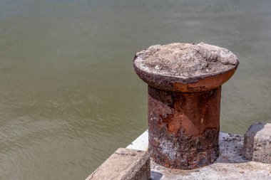 nehrin arka planda tekneler dövme için demir eski bollard