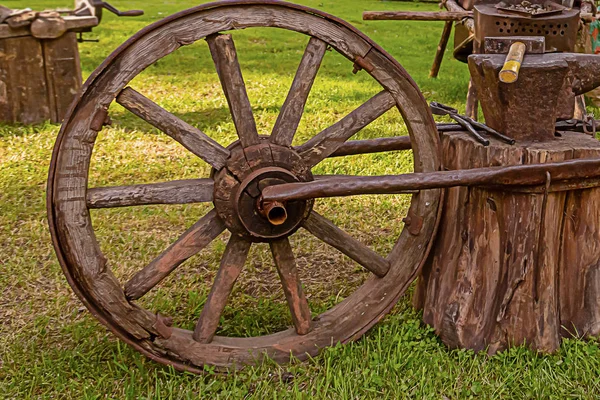 A large wooden wheel part of the mobile anvil created for milita — Stock Photo, Image