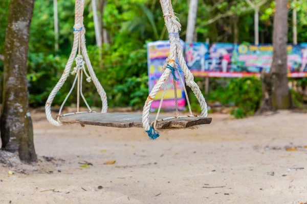 Swing zandstrand rest tropisch eiland zonnige middag geschorst op een boomtak — Stockfoto