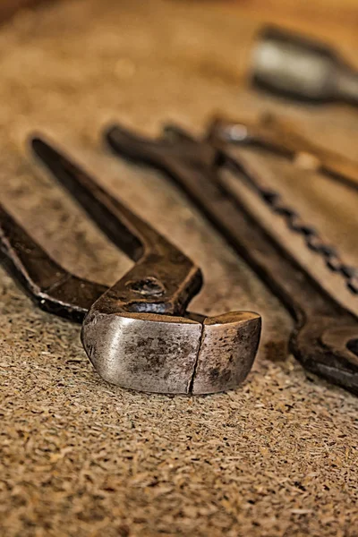 Строительный набор инструментов железные нипперы, гаечный ключ и длинное сверло — стоковое фото
