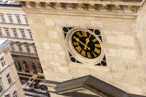 Macaristan Budapeşte Mart 2018. Altın rakam ellerin saat kulesi katedral st Stephen bir parçası kadar yakın çevirmek