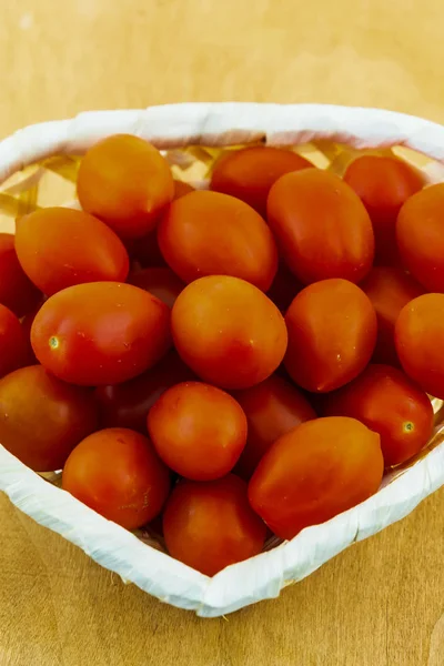 Tomate cereza rojo maduro muchas verduras cesta completa primer plano —  Fotos de Stock