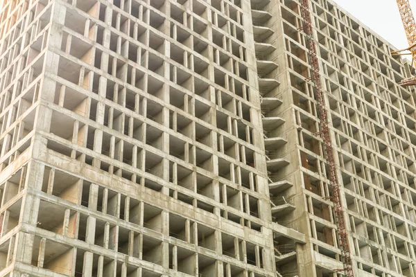 Hoge cement fundering van een gebouw met meerdere verdiepingen op de achtergrond van de hemel close-up — Stockfoto