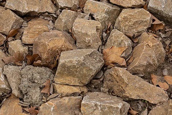 石米色，棕色图案的许多鹅卵石风化和固体，采石场的背景 — 图库照片