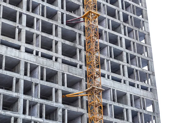 Hoogbouw kantoorgebouw in aanbouw cement nabij de ijzeren kraan — Stockfoto