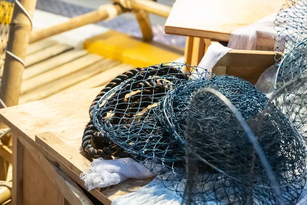 Zwarte visnetten liggen op een houten tafel vissen voor krabben — Stockfoto