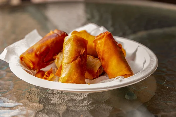 Frühlingsrollen köstliche frisch gebackene Gericht der asiatischen Küche. Gericht von fertigen Frühlingsrollen mit Fleisch lecker — Stockfoto