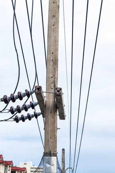 Elkabel sträckt genom betong stavar mot en blå himmel — Stockfoto