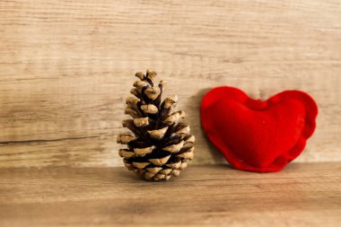 kırmızı kalp yumru rustik dekor tabanı ahşap bir arka plan üzerine yerleştirilir