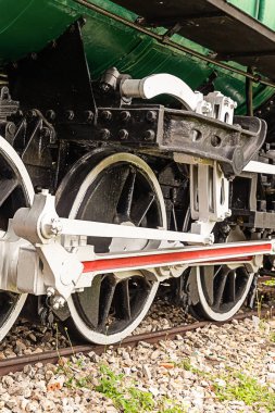 beyaz bir jant ile demir eski lokomotif büyük tekerlekler yolları yakın çekim duruyor