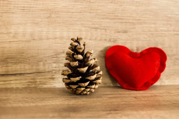 kırmızı kalp yumru rustik dekor tabanı ahşap bir arka plan üzerine yerleştirilir