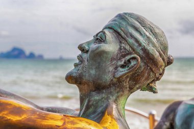 Krabi Tayland Temmuz 2018. Makale Ao Nang plajlarında marlin yakalamak. Okyanusun arka planına karşı bir balıkçı kafası heykelinin bir parçası