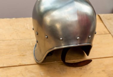 perçin ile bir kask şeklinde demir kask yakın-up