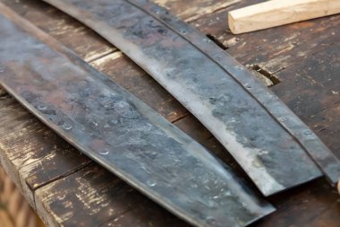 İnşaat için ahşaptan kabuğu çıkarmak için keskin ve sivri demir aracı