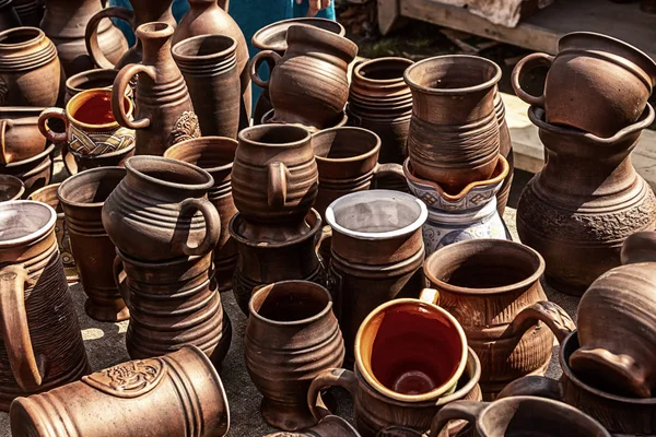 Brun mugg tillverkad av naturmaterial av lera till salu på Village Bazaar handgjorda rätter som bakgrund — Stockfoto