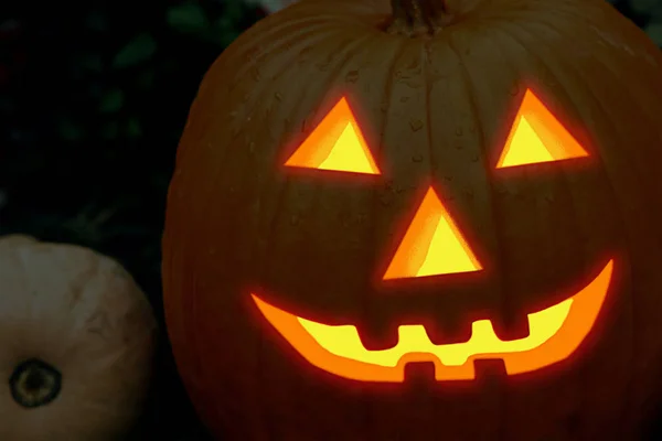 Halloween pumpa apelsin, snidade Jack lykta, skrämmande eldig — Stockfoto