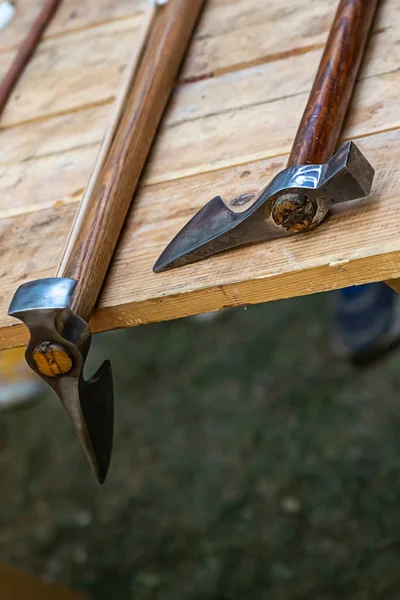 AX av ett strids par skarpa Viking vapen närbilder ligger på kanten av bordet — Stockfoto