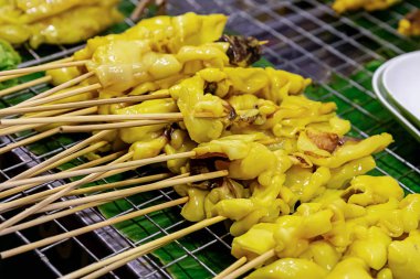 köri kalamar mangal deneyimli köri parlak şiş sarı set bir ızgara yatıyor köri