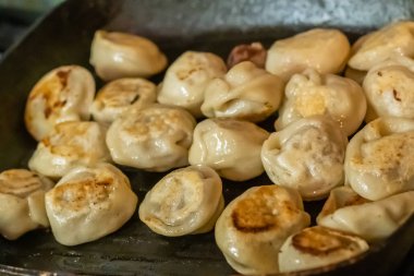 et doldurma sığır eti ve lezzetli kabuk ile hızlı kar kızarmış köfte