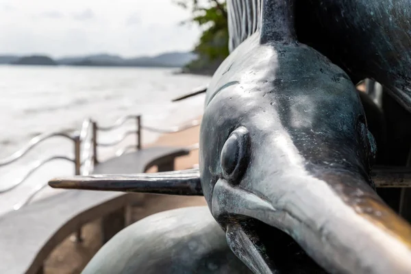 Provincie Krabi, Thailand, 2018 juli. Een standbeeld van vissen een vis zwaard vissers op het strand van Ao Nang — Stockfoto