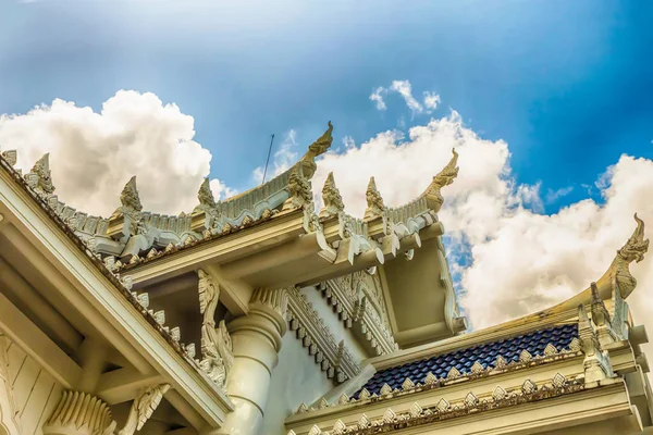 Традиционный азиатский храм белого мрамора с каменными драконами на резной крыше — стоковое фото
