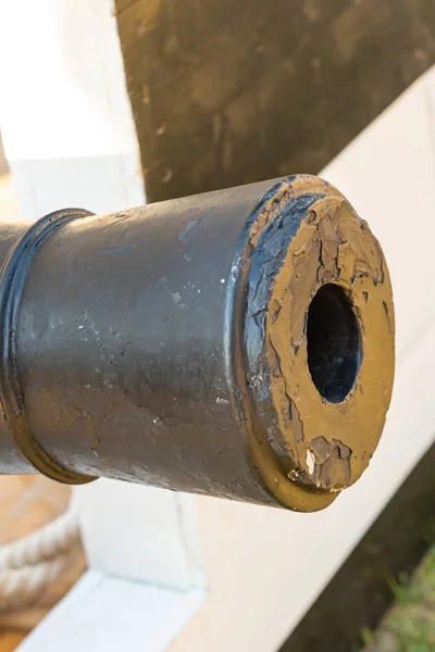 Cannon edge of an iron trunk close-up, weapons for the protection of the fort — Stock Photo, Image