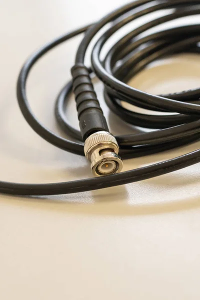 Zwarte coaxiale kabel voor signaaltransmissie voor het instellen van kabeltelevisie — Stockfoto