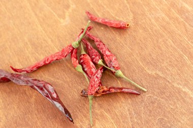 Tahta bir masada çeşitli acı biberler kurutulmuş kırmızı kırmızı biber kabuğu.