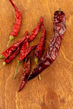 Kurutulmuş kırmızı biber, ahşap arka planda kırmızı acı biber.