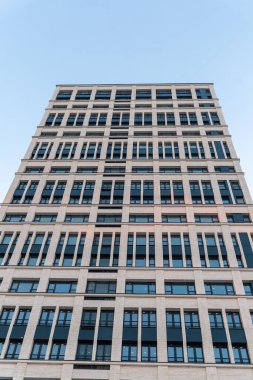 Gökyüzüne karşı geniş pencereli uzun ve modern ofis binası