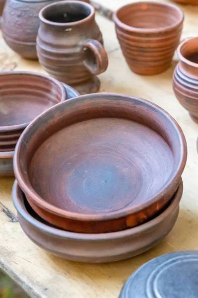 Kupanın arka planında geleneksel kir tabaklarından oluşan tabak yığını